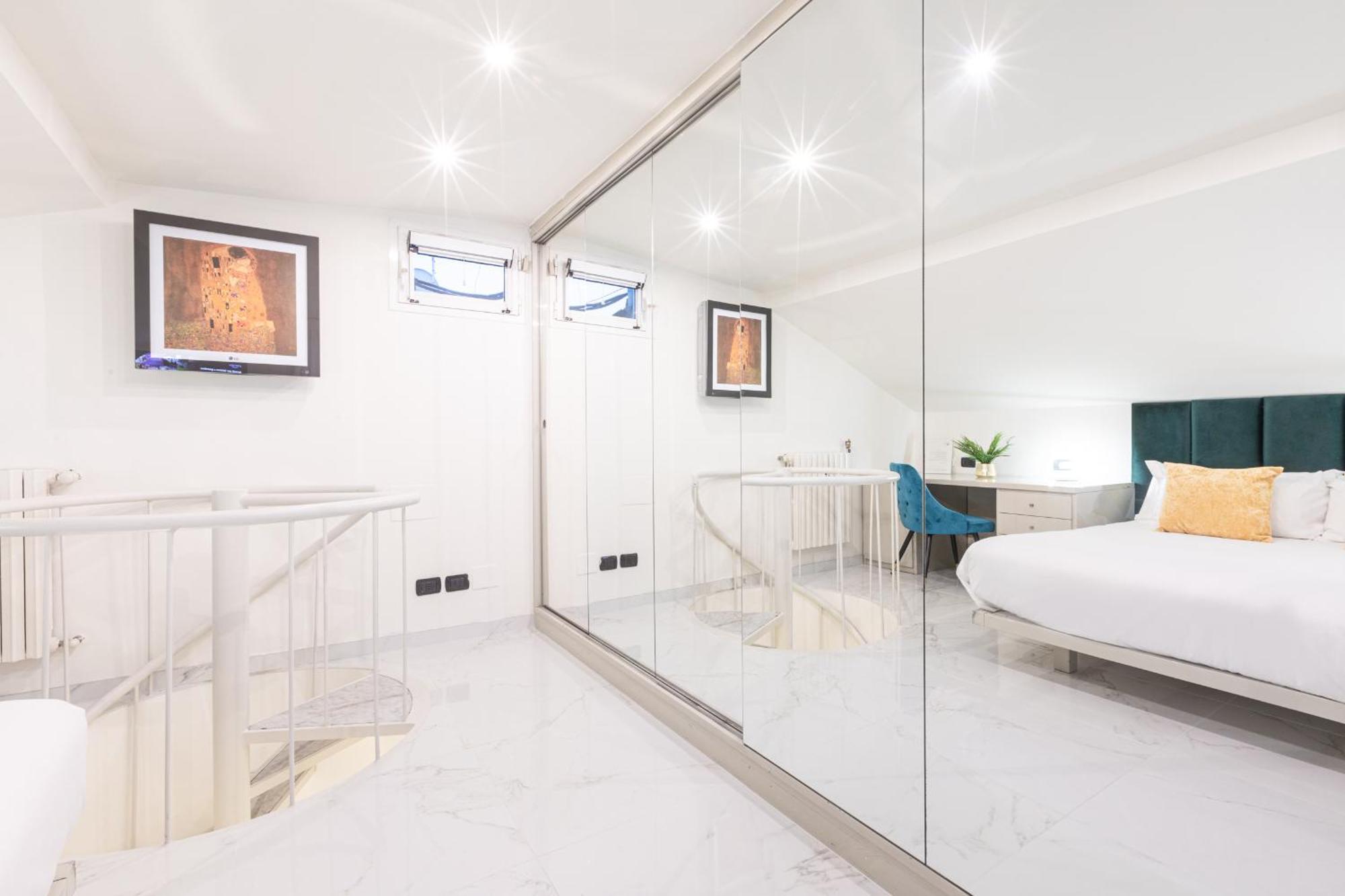 Monte Napoleone Split-Level Terrace Apartment - Top Collection Milan Luaran gambar