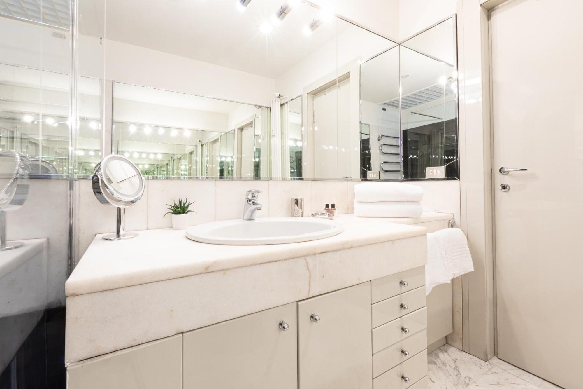 Monte Napoleone Split-Level Terrace Apartment - Top Collection Milan Luaran gambar